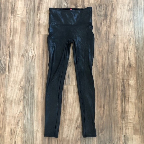 🦊 Petite SPANX Faux Leather Leggings - Picture 4 of 10